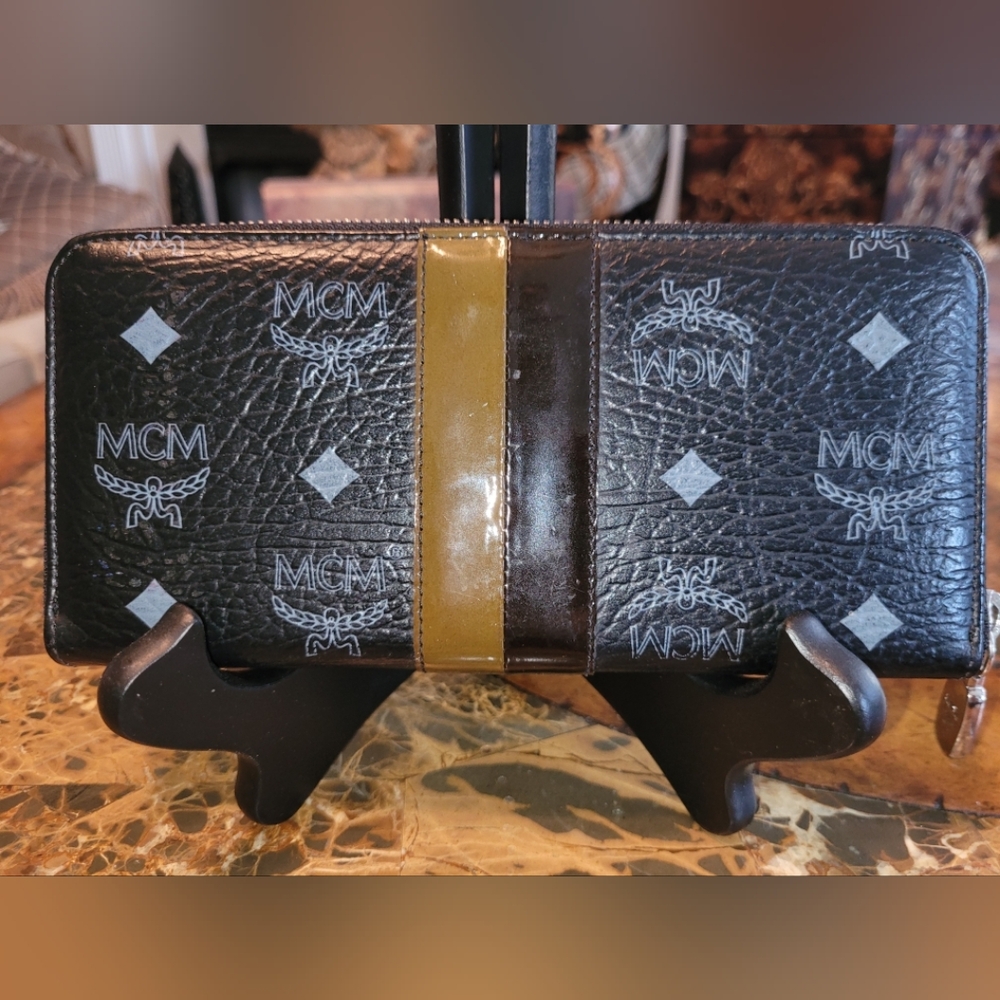 MCM Limited Edition Black and Gold Princess Wallet - Picture 2 of 8